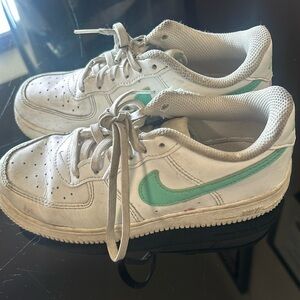 Used youth Nike Air forces. Size 2, white and green.